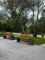 Bancă de beton cu spetează din lemn şi ghiveci — изображение 5