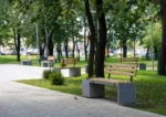 Bancă de beton cu spetează din lemn şi ghiveci — изображение 6